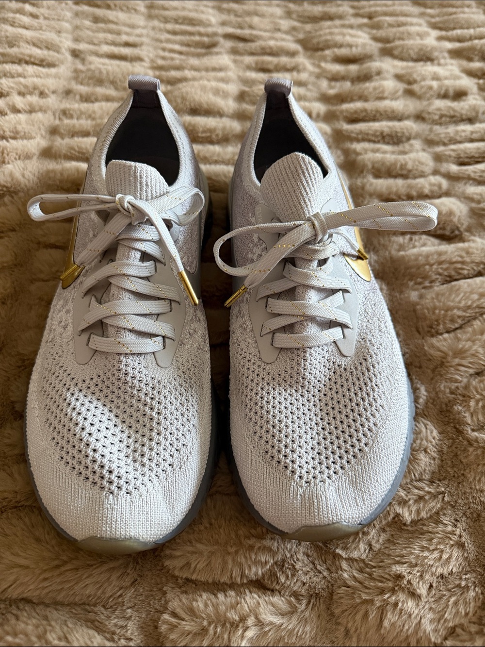 Nike Women’s Grey Lavender Knit Athletic Sneakers. Gold & silver swoosh accent.